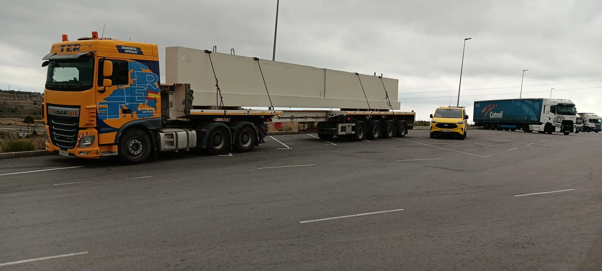 Transporte especial en madrid eugenio ricardo con coche piloto
